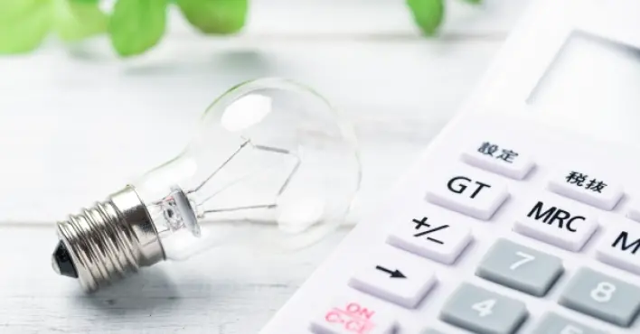 電球と電卓の写真